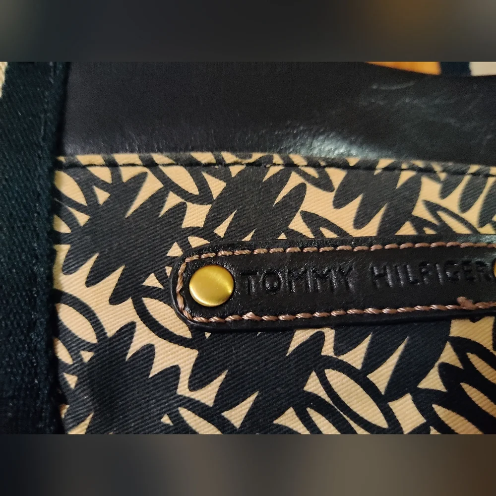 Tommy Hilfiger Purse EUC - Picture 2 of 8
